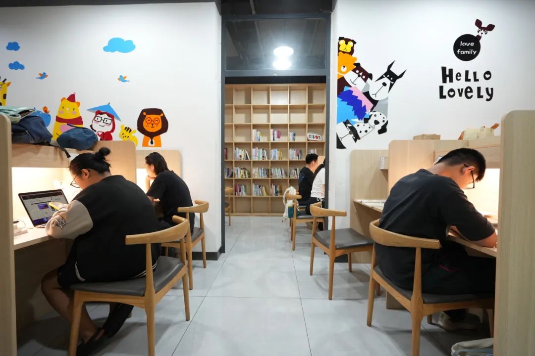 有咖啡、健身房，还免费？实测龙华宝藏自习室